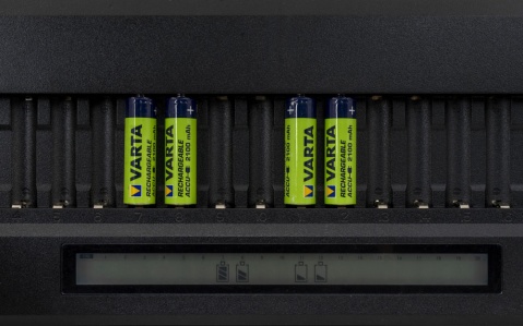 OXE Nabíječka baterií AA na 20 ks, s displejem a 20 ks nabíjecích baterií Varta 56706 R6 2100mAh NIMH basic