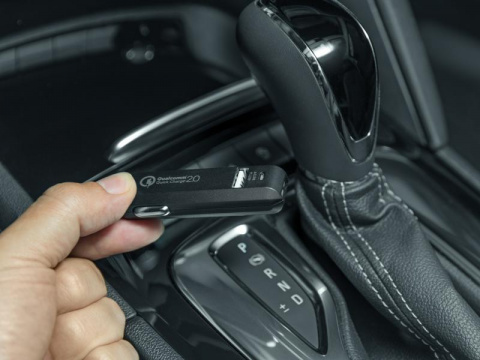 AVACOM CarMAX 2 nabíječka do auta 2x Qualcomm Quick Charge 2.0, černá barva (micro USB kabel)