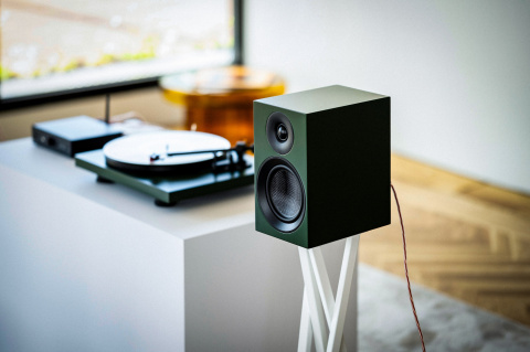 Pro-Ject Speaker Box 5 E Carbon - 2-pásmová regálová reprosoustava - satin green