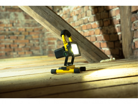 Reflektor LED 10 W s akumulátorem se stojánkem Extol