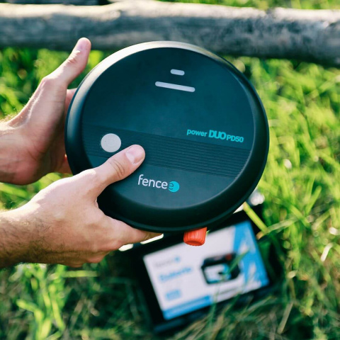 Sada ohradníku s vyztuženou elektrickou sítí pro ovce a kozy 90 cm – kombinovaný DUO zdroj 5 J